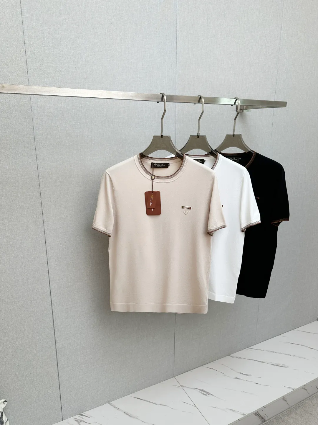 LP top quality 2026 new short sleeves! Original custom fabric, soft to the touch. Top imported private goods, fashionable design and trendy short sleeves, without losing luxury. There is no doubt about the quality. The upper body effect is awesome, luxury official website Same Style! Size: M-3XL